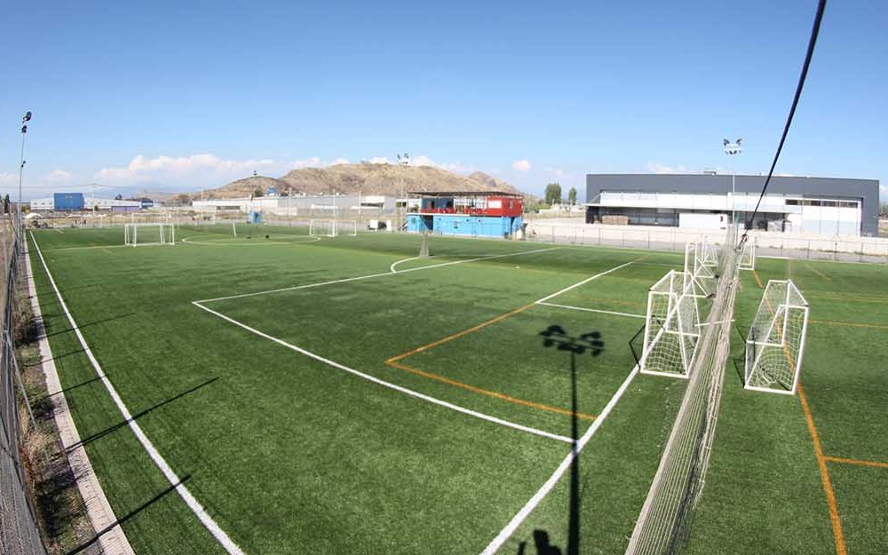 Vista panorámica de las canchas de futbolito durante el día